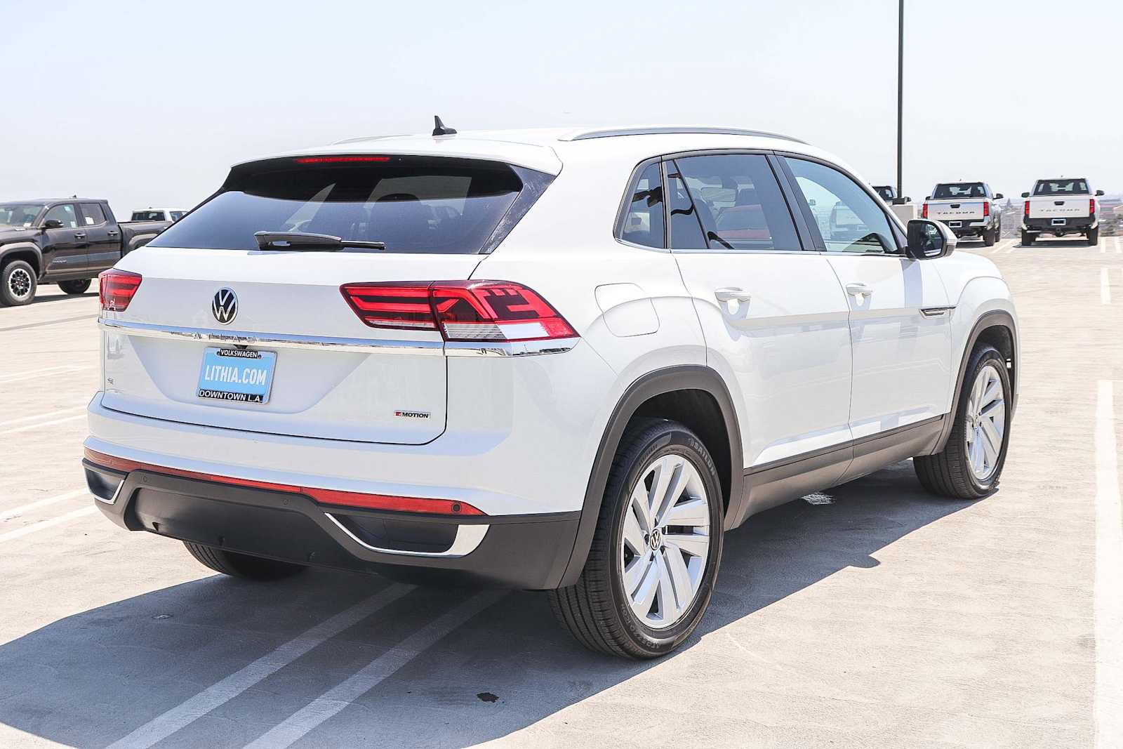 Used 2022 Volkswagen Atlas Cross Sport SE image 3