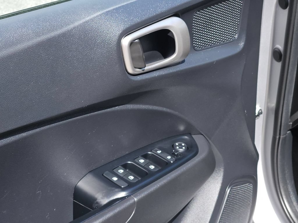 Used 2025 Hyundai Venue SEL FWD image 12