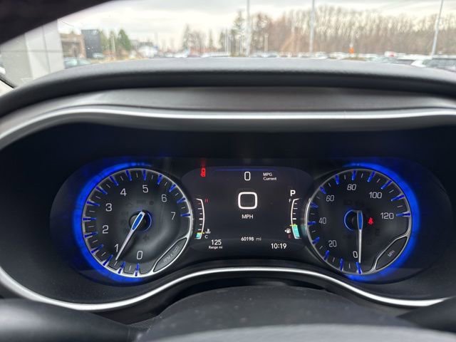 Used 2023 Chrysler Pacifica Touring-L image 13