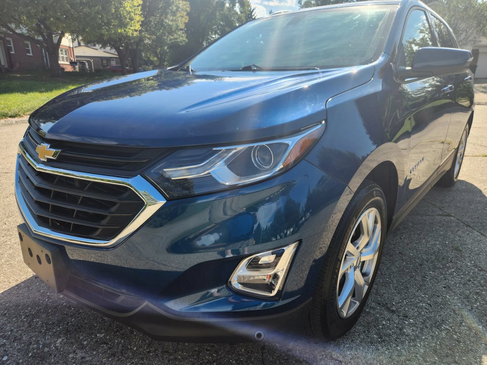 Used 2019 Chevrolet Equinox LT w/ Sun & Navigation Package AWD/4WD image 3