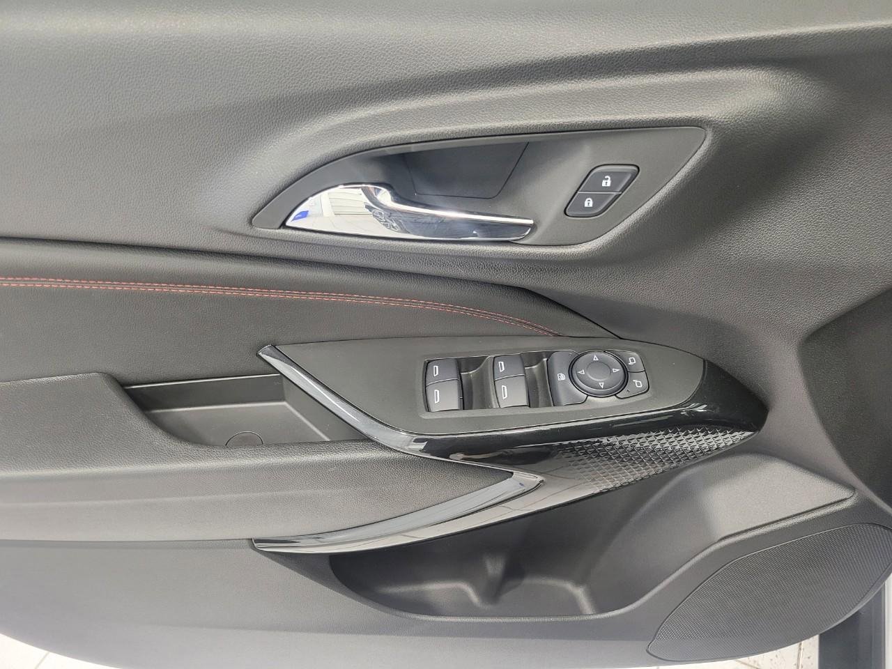 Used 2025 Chevrolet Trax RS w/ Sunroof Package image 25