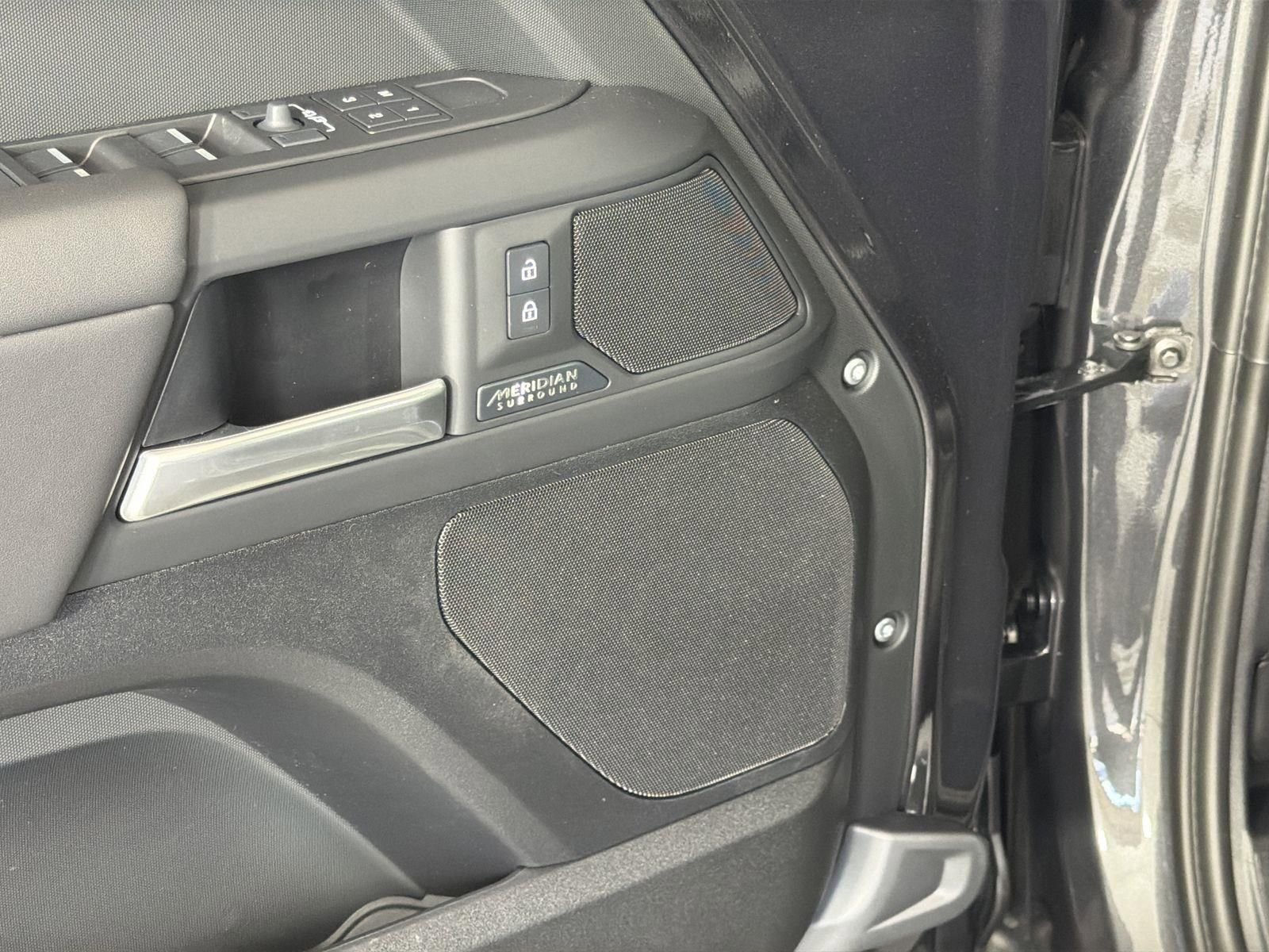 New 2026 Land Rover Defender 130 X-Dynamic SE image 21