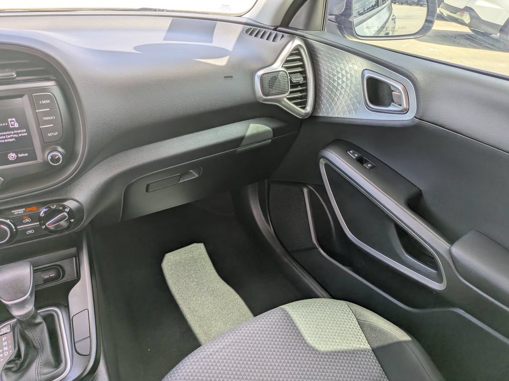 Certified 2025 Kia Soul LX w/ LX Technology Package FWD image 17