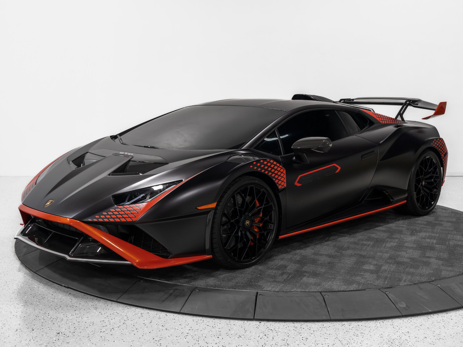 Used 2024 Lamborghini Huracan STO RWD image 2