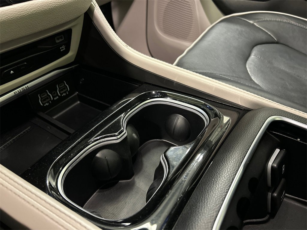 Used 2021 Chrysler Pacifica Limited w/ Uconnect Theater Family Group image 19