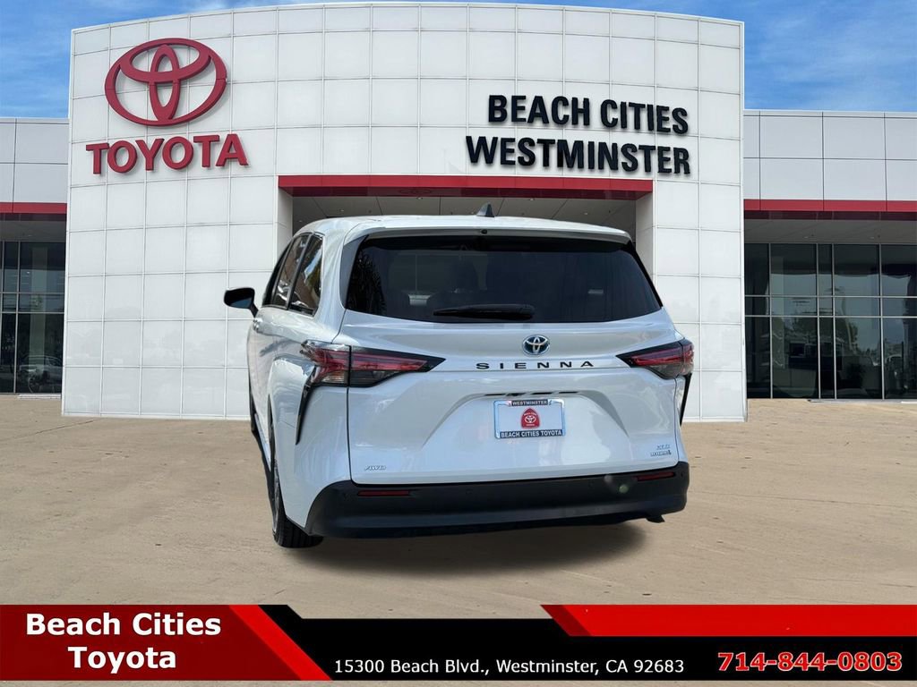 Certified 2022 Toyota Sienna XLE image 9