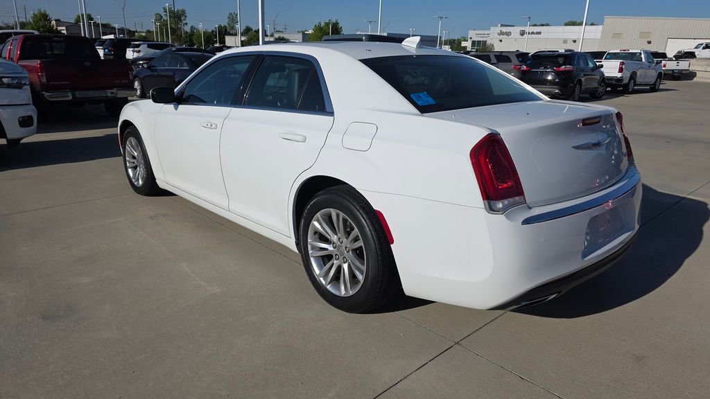 Used 2019 Chrysler 300 Touring w/ Quick Order Package 2EF image 3