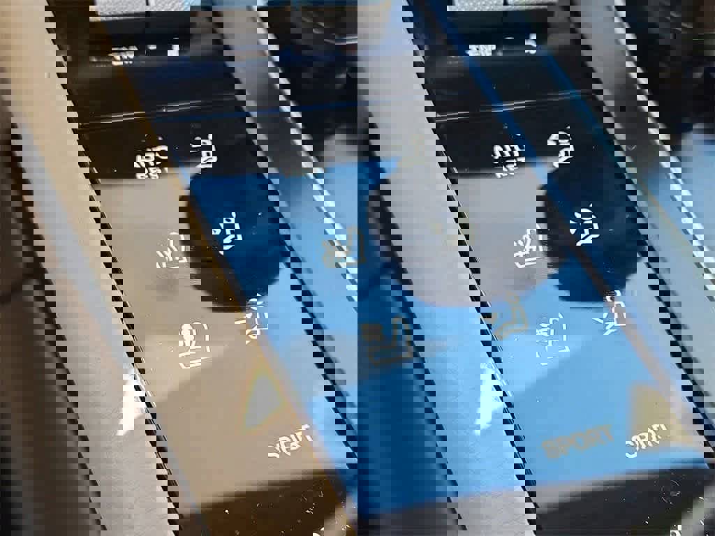 Certified 2024 Porsche Macan S image 25