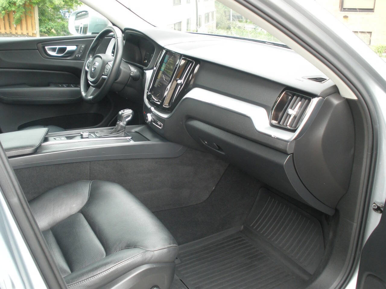 Used 2018 Volvo XC60 T5 Momentum AWD/4WD image 29