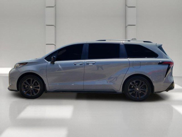 Used 2025 Toyota Sienna XSE FWD image 4