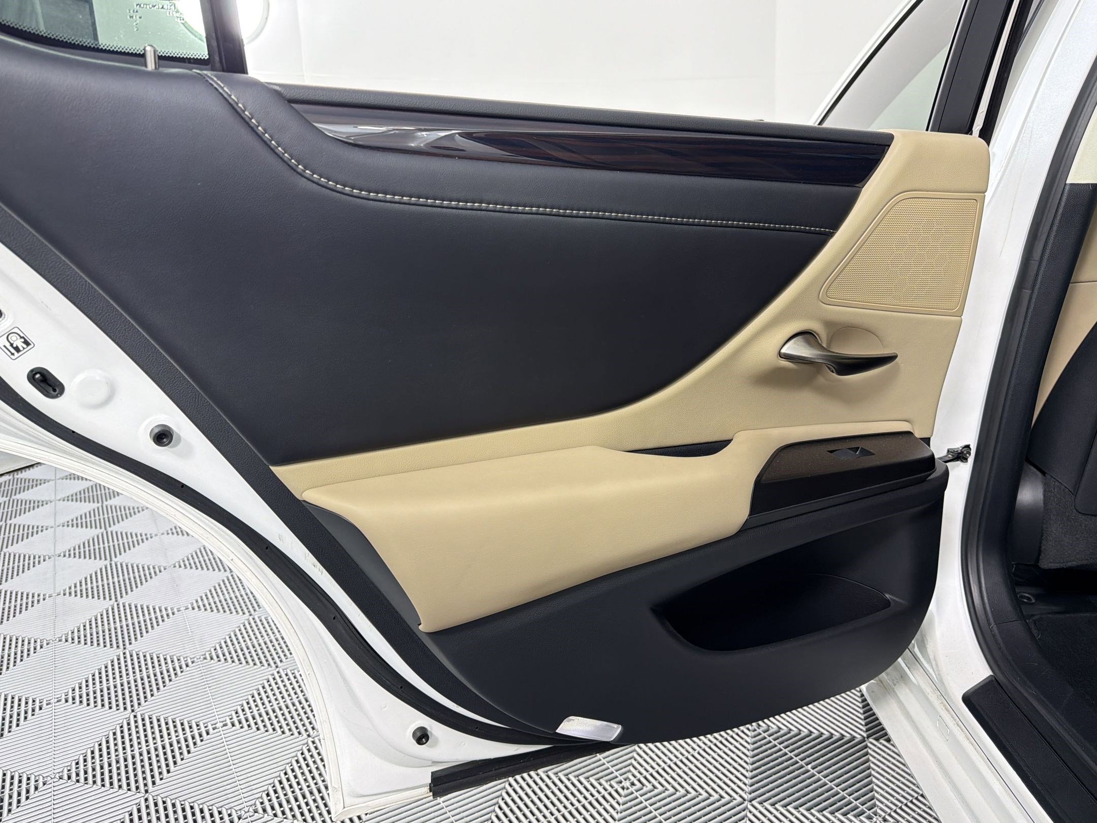 Used 2020 Lexus ES 350 w/ Premium Package FWD image 18