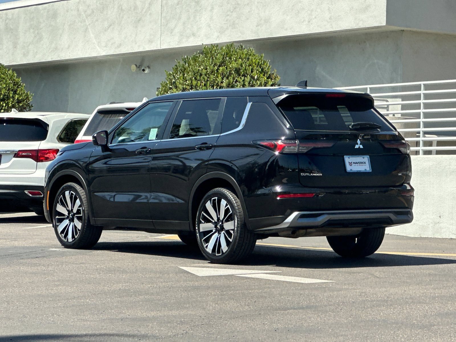 Used 2025 Mitsubishi Outlander SE FWD image 3
