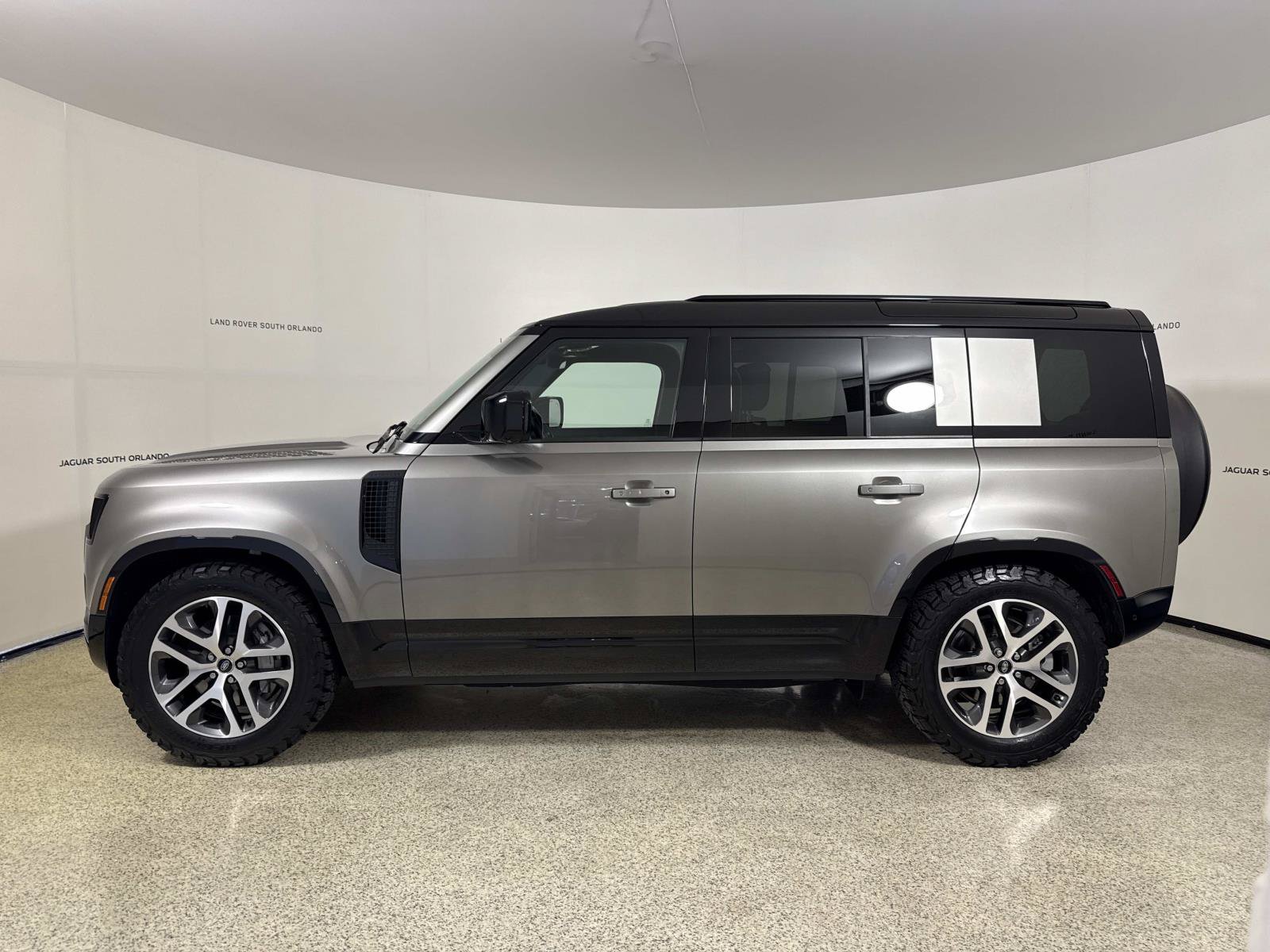 Used 2025 Land Rover Defender 110 X-Dynamic SE AWD/4WD image 2