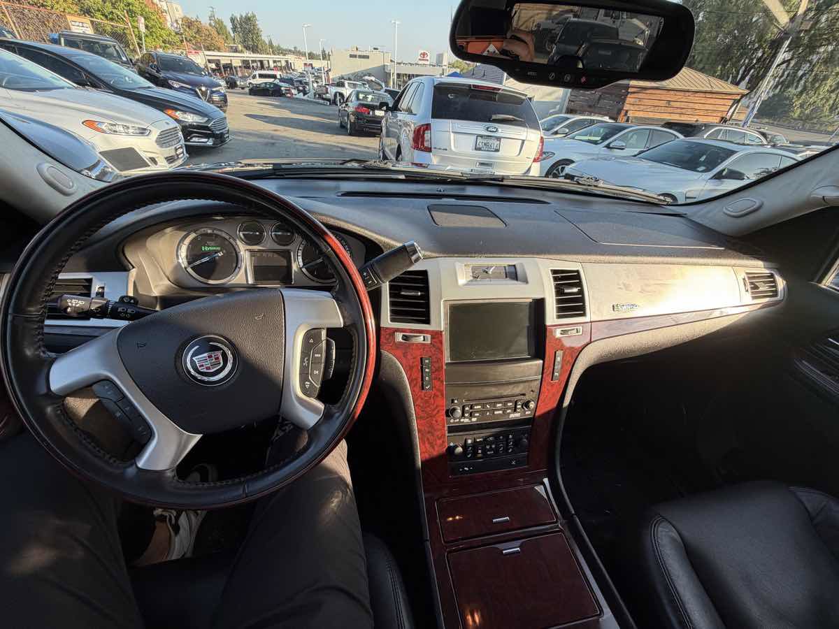 Used 2011 Cadillac Escalade 4WD Hybrid image 17