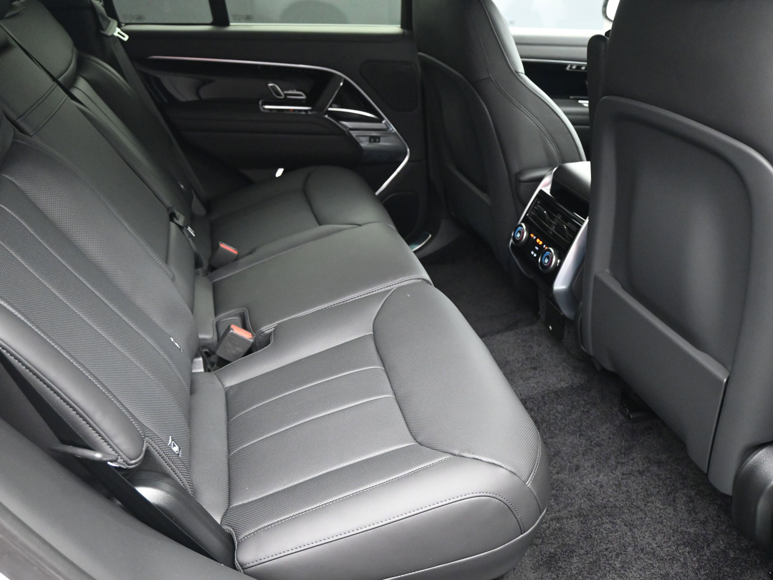 New 2025 Land Rover Range Rover SE image 8