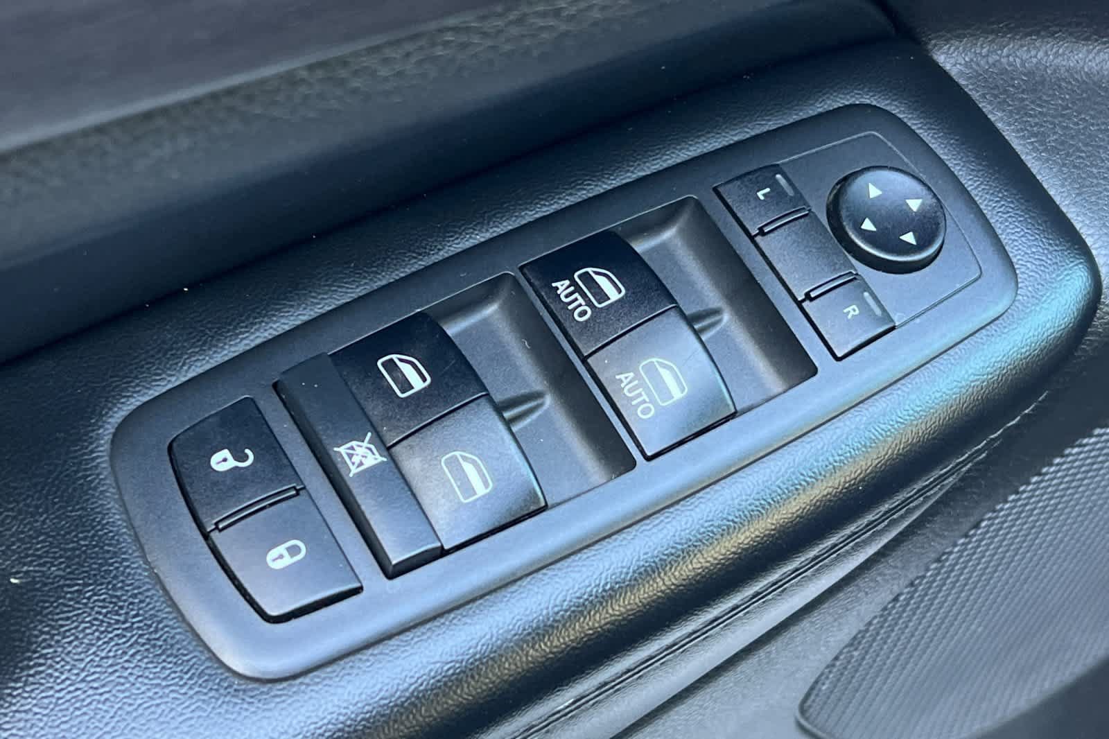 Used 2018 Jeep Grand Cherokee Altitude RWD image 3
