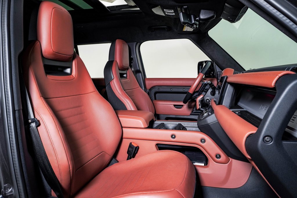 Used 2025 Land Rover Defender 110 image 15