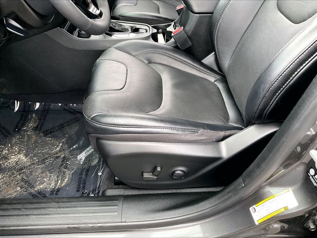 Used 2023 Jeep Cherokee Altitude Lux image 31