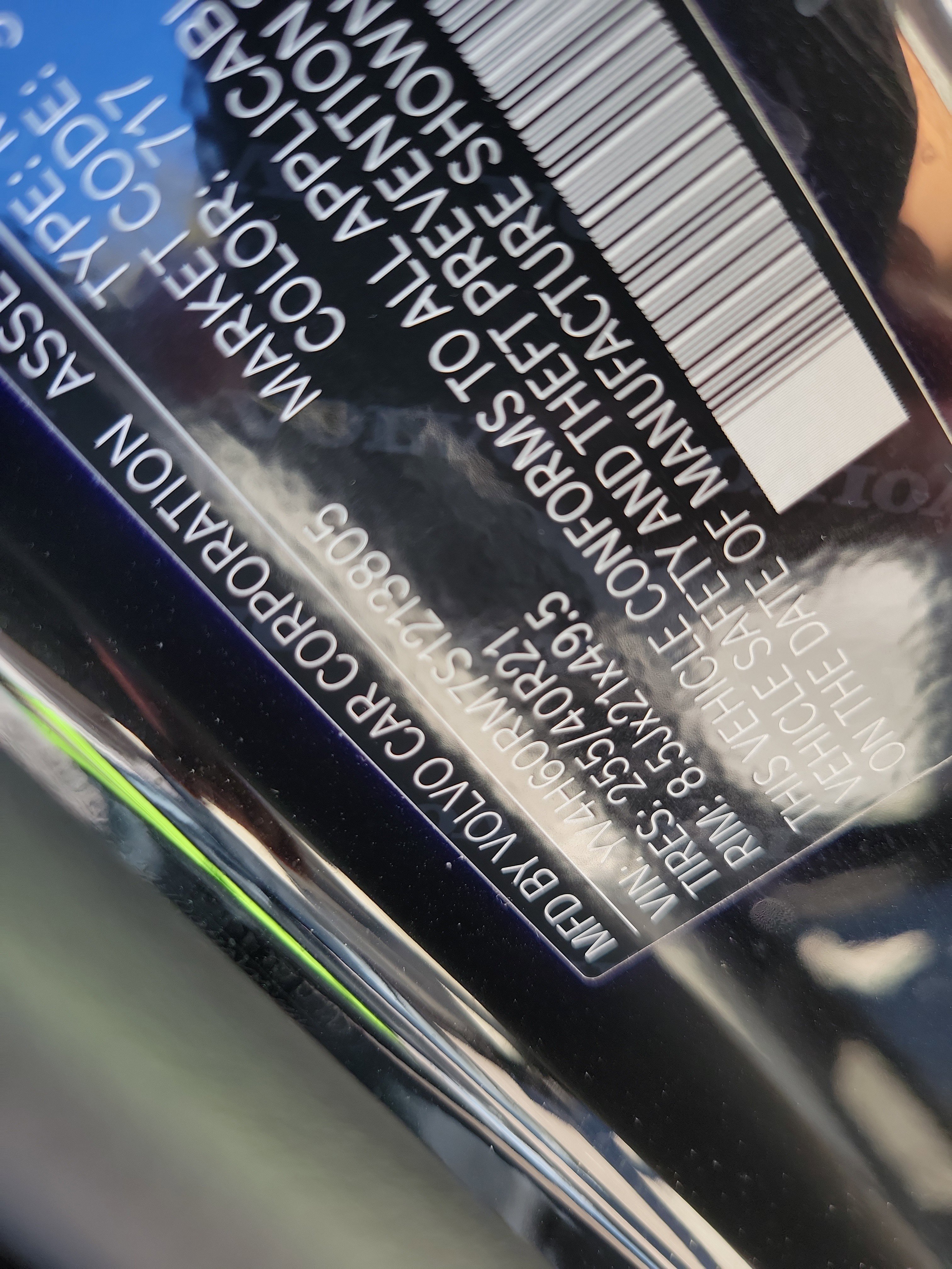 Used 2025 Volvo XC60 T8 Ultra w/ Climate Package image 33