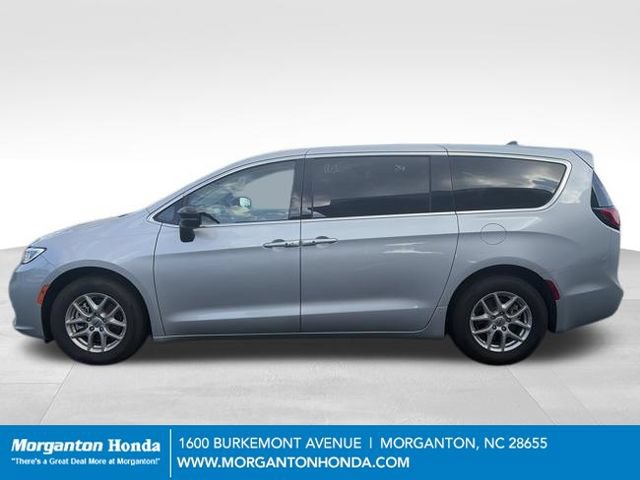 Used 2024 Chrysler Pacifica Touring-L FWD image 4