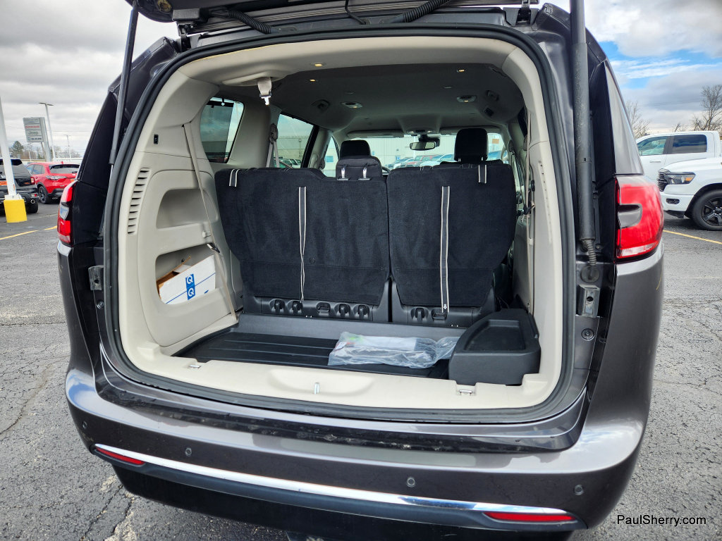 Used 2022 Chrysler Pacifica Touring-L FWD image 32