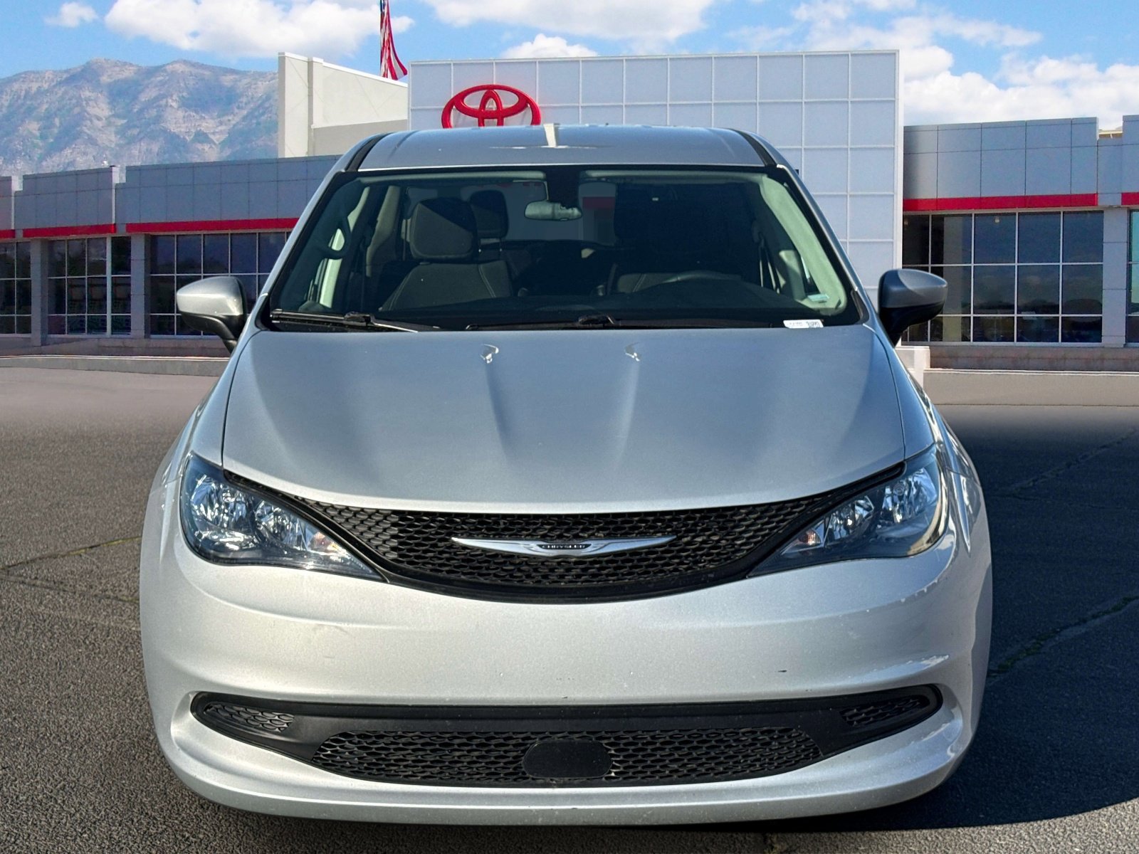 Used 2022 Chrysler Voyager LX image 2