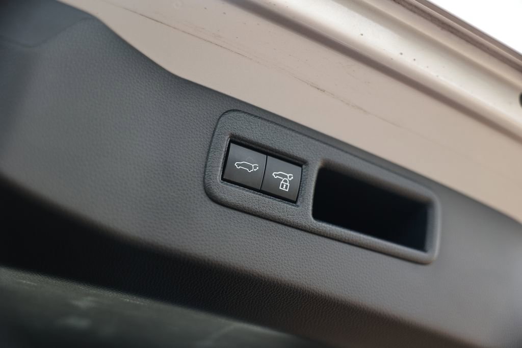 Used 2021 Toyota Venza LE w/ Carpet Mat Package (TMS) image 36