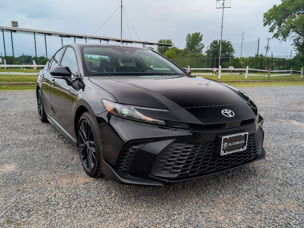 Used 2026 Toyota Camry SE FWD image 3
