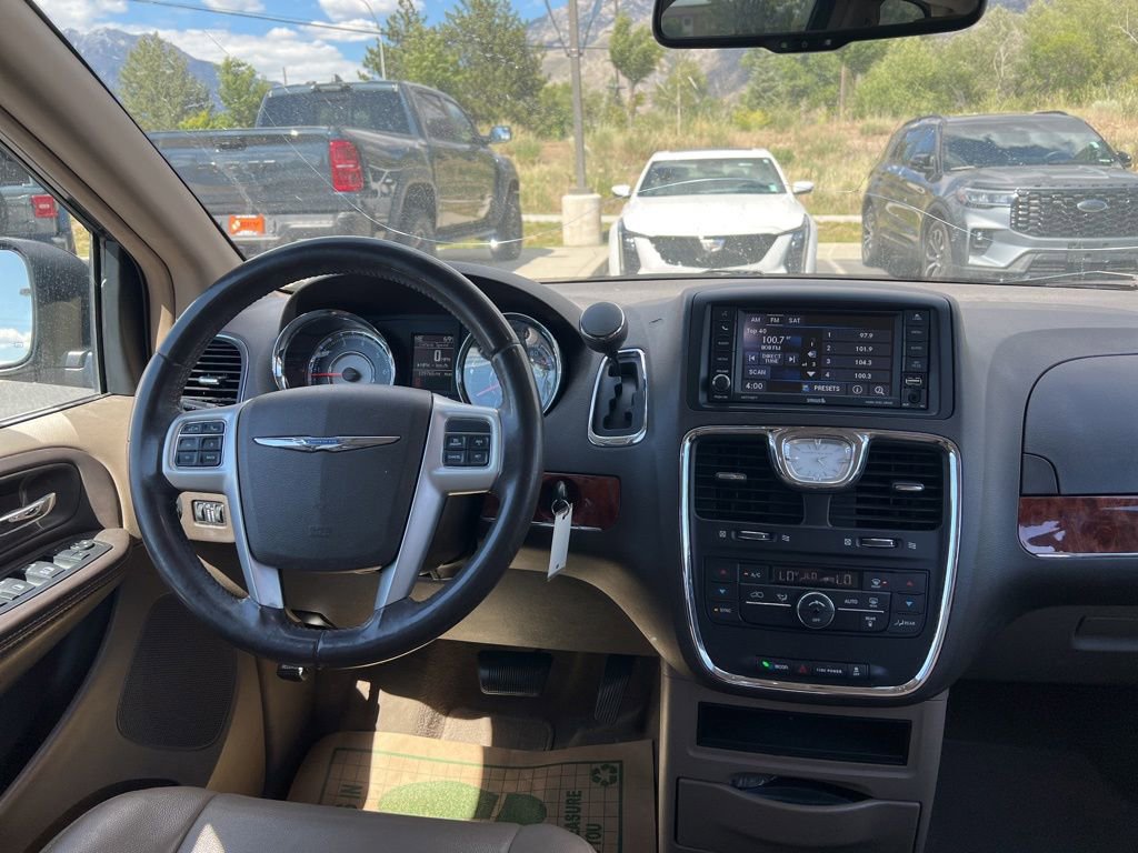 Used 2016 Chrysler Town & Country Touring FWD image 21