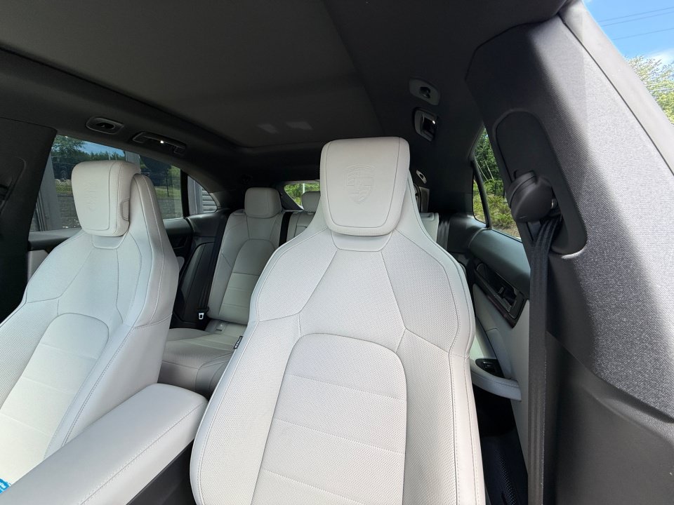 New 2025 Porsche Macan 4S Electric AWD/4WD image 12