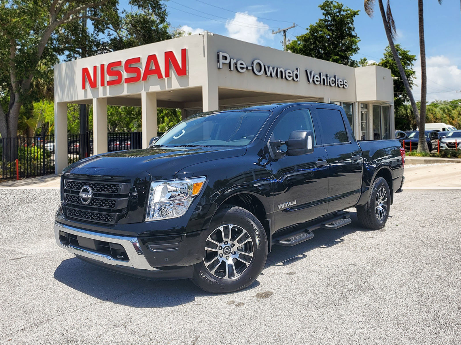 Certified 2024 Nissan Titan SV w/ SV Convenience Package image 1