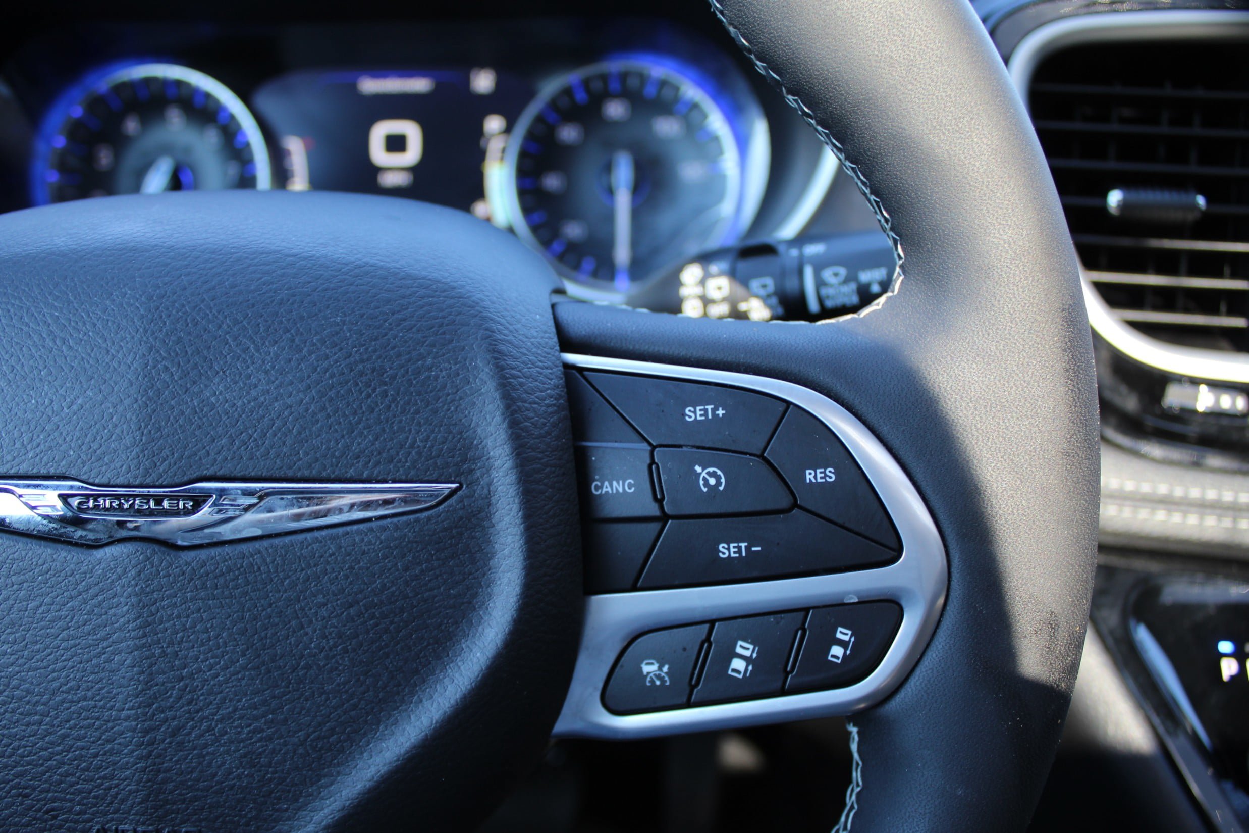 Used 2025 Chrysler Pacifica Select w/ Fav Edition Package FWD image 29