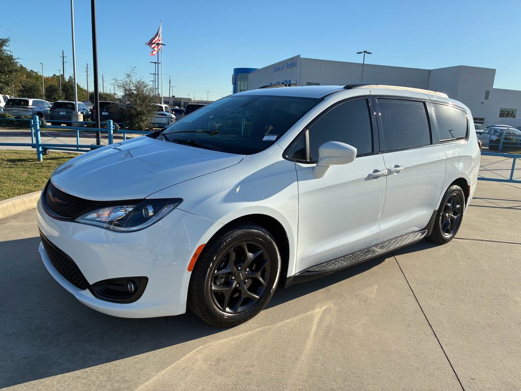 Used 2020 Chrysler Pacifica Touring-L Plus image 4