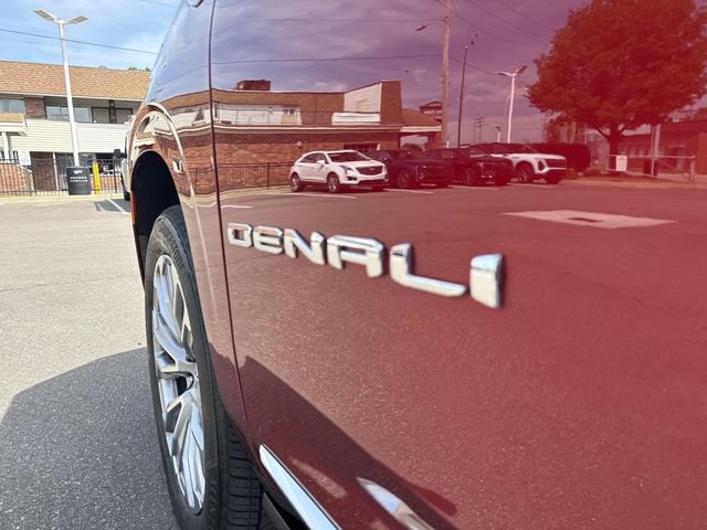 Used 2022 GMC Yukon Denali w/ Denali Premium Package AWD/4WD image 43