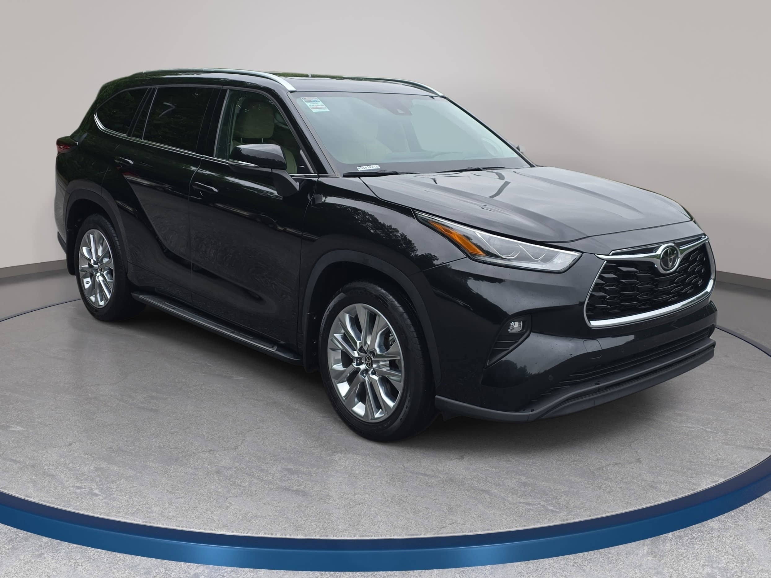 Used 2024 Toyota Highlander Limited AWD/4WD image 3