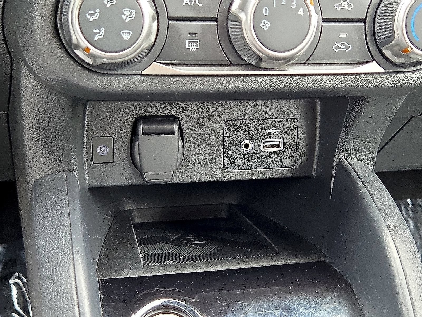 Used 2024 Nissan Versa SV FWD image 29