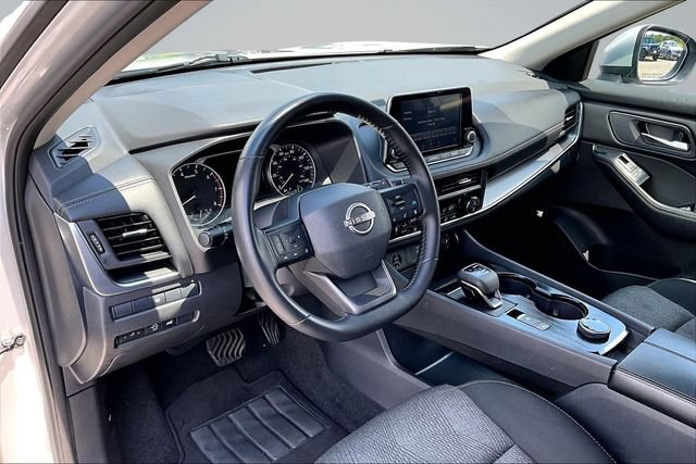 Used 2025 Nissan Rogue SV AWD/4WD image 16