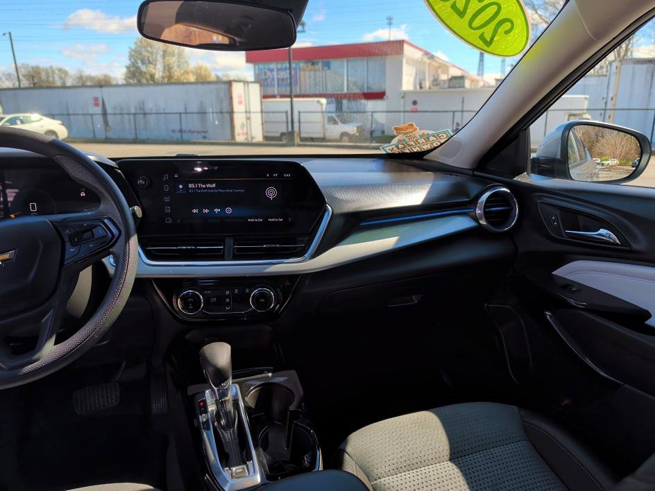 Used 2025 Chevrolet Trax LT image 10