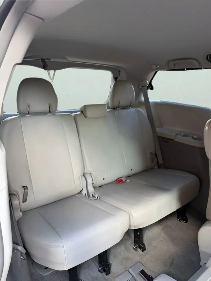 Used 2014 Toyota Sienna XLE image 24