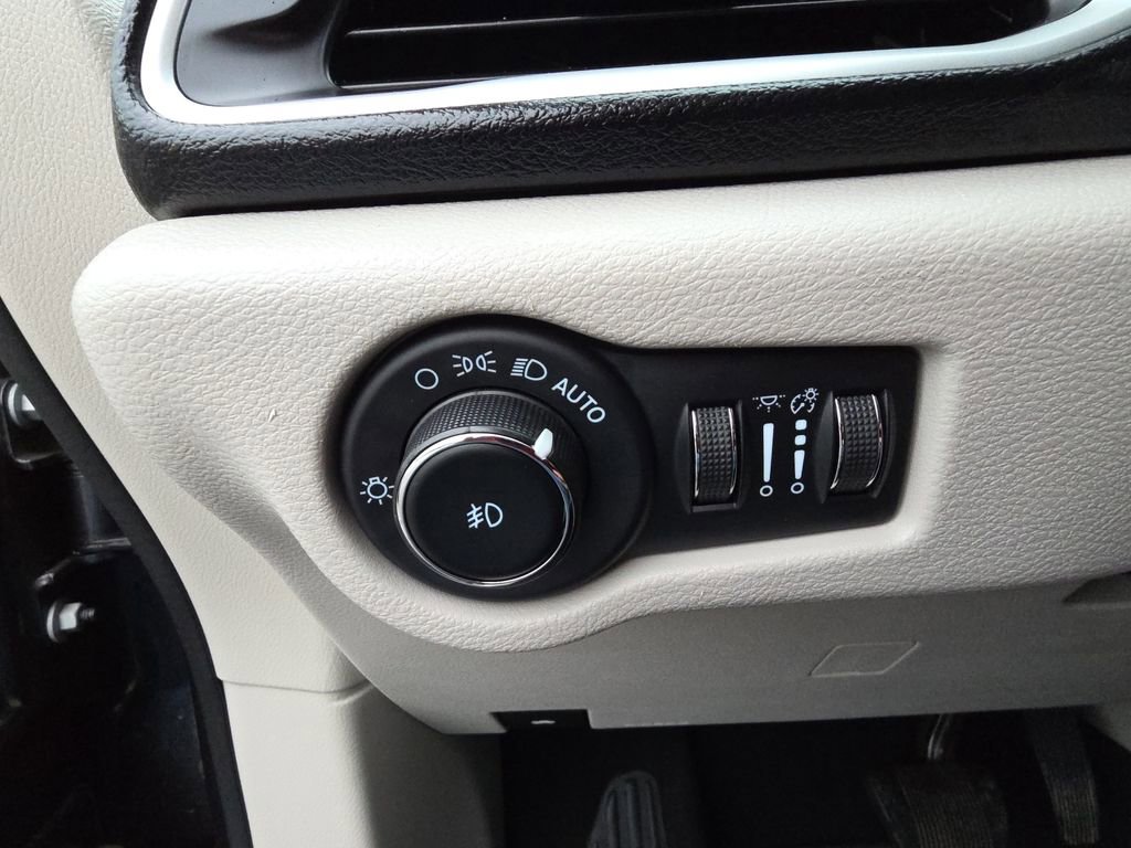 Used 2023 Chrysler Pacifica Touring-L image 20