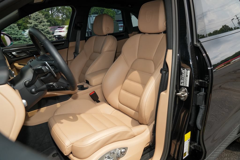 Certified 2026 Porsche Macan AWD/4WD image 5