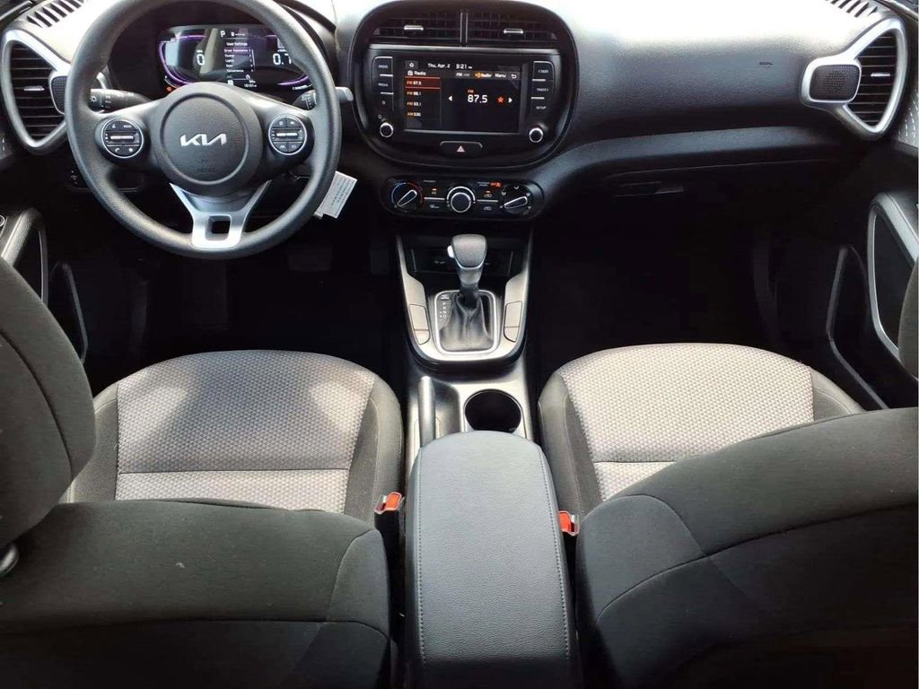 Used 2025 Kia Soul LX w/ LX Technology Package FWD image 10