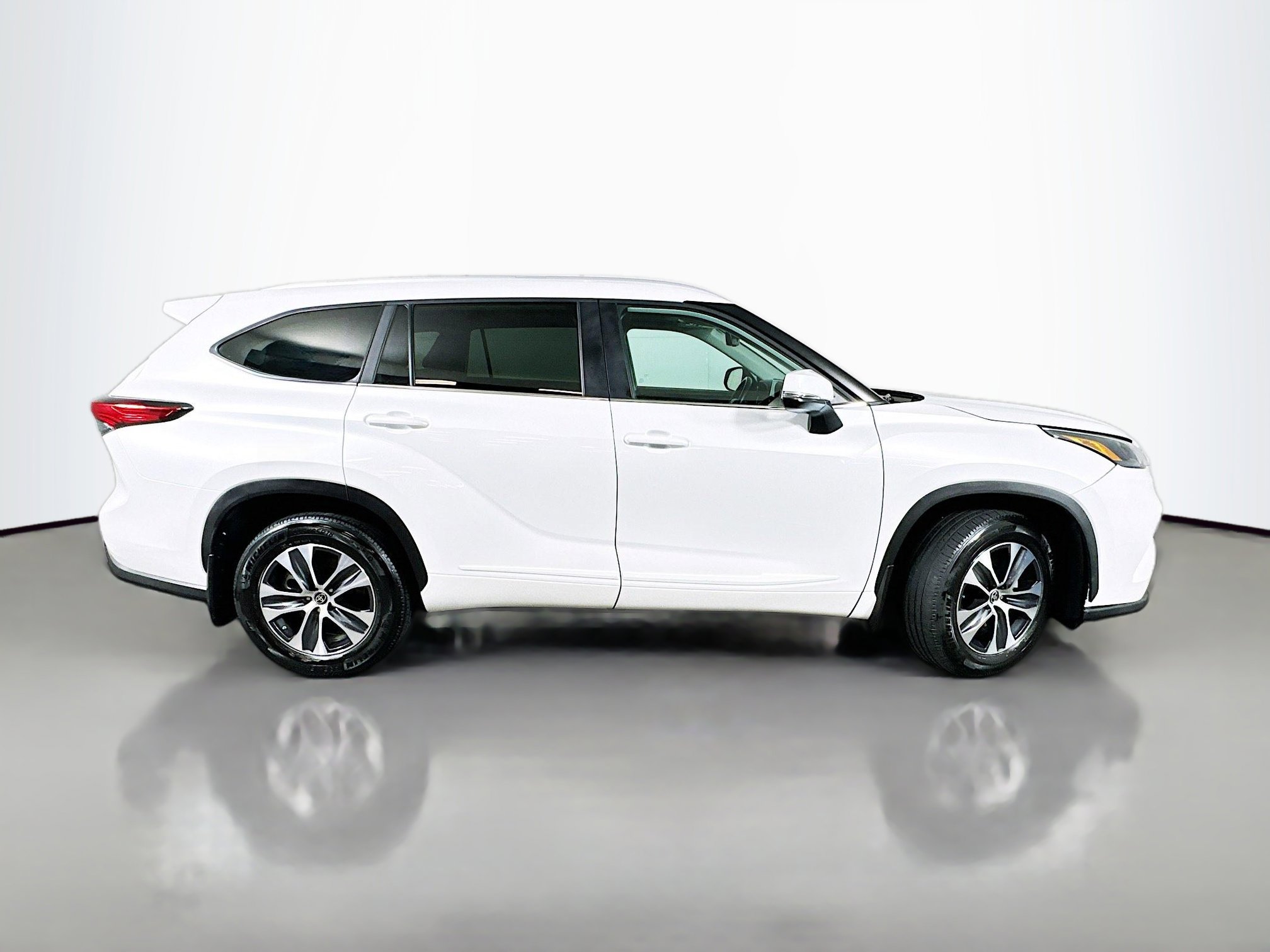 Used 2023 Toyota Highlander XLE image 8