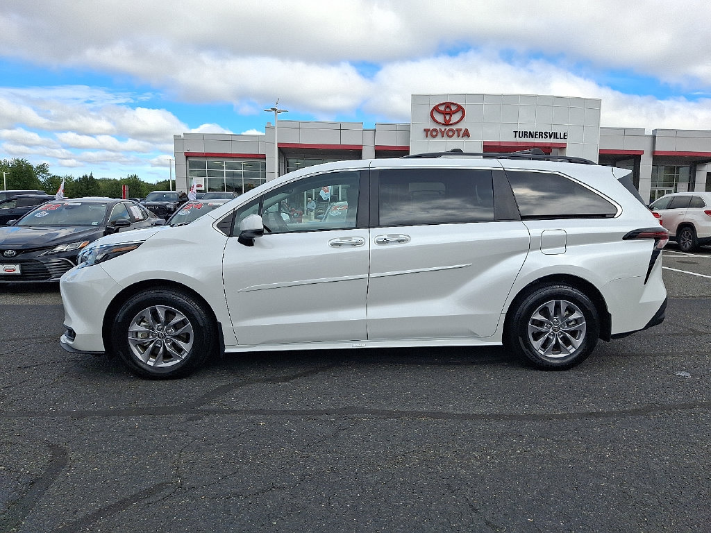 Certified 2026 Toyota Sienna XLE FWD image 7