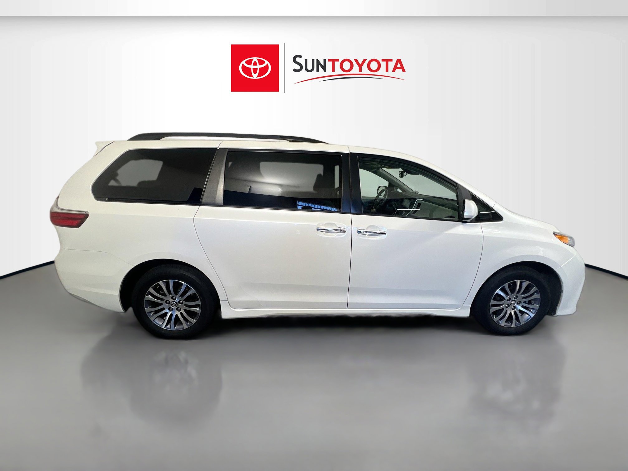 Used 2020 Toyota Sienna XLE image 2