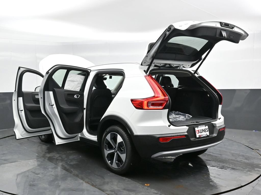 New 2025 Volvo XC40 B5 Core w/ Protection Package Premier image 47