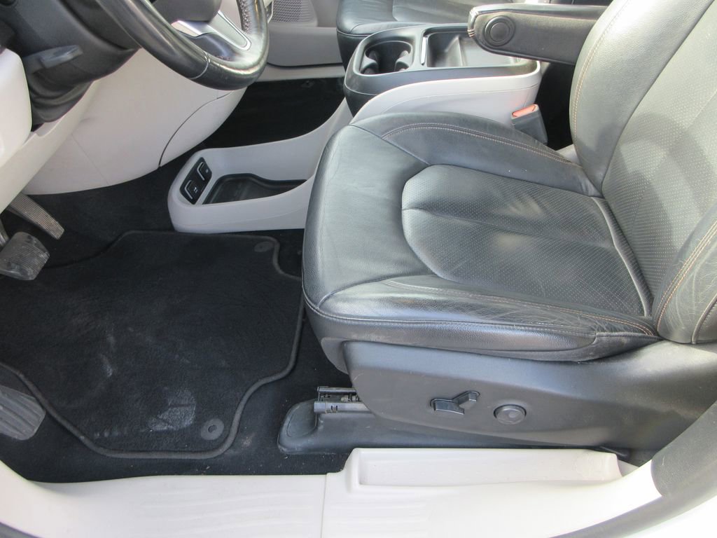 Used 2020 Chrysler Pacifica Touring-L image 20