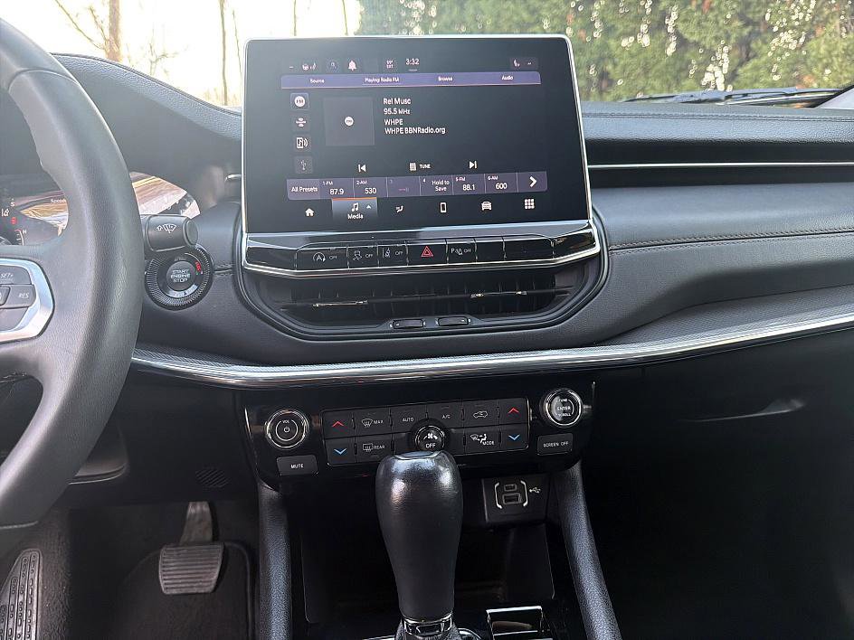 Used 2023 Jeep Compass Limited image 17