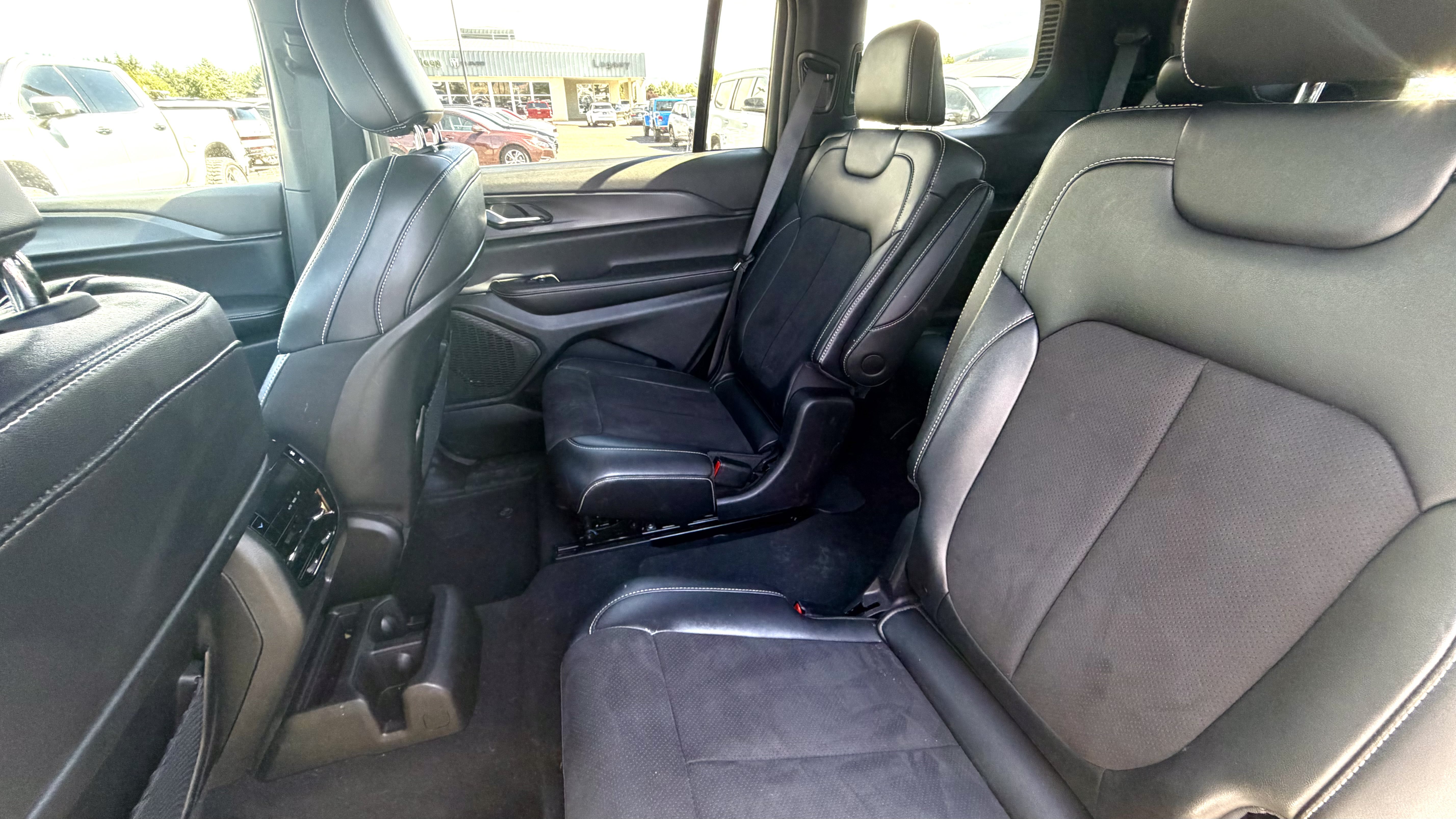Used 2024 Jeep Grand Cherokee L Laredo AWD/4WD image 20