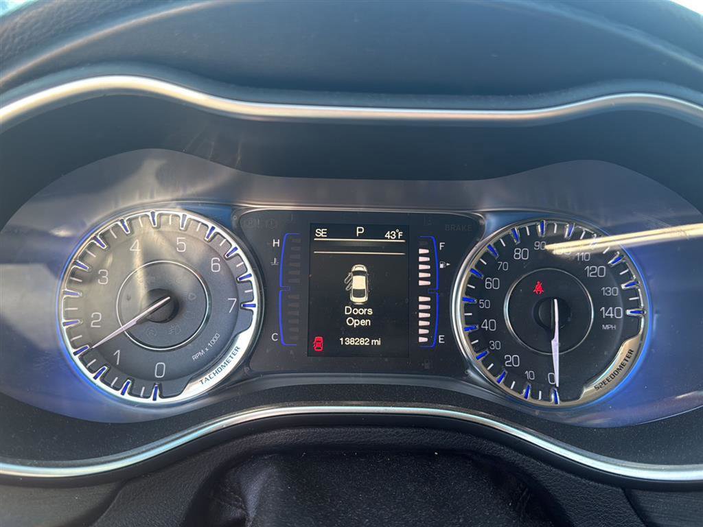 Used 2015 Chrysler 200 Limited w/ Convenience Group image 7